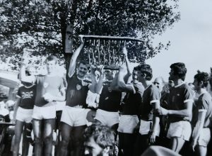 1971 Pobjednici regate studentskih osmeraca u Mariboru 1971. Jadranaši M.Kružić, Ž.Perožić, M.Prodan, Lj.Brenc, M.Kostić, A.Simonić, D.Cvjetković i R.Hinić, s kormilarom M.Domijanom.